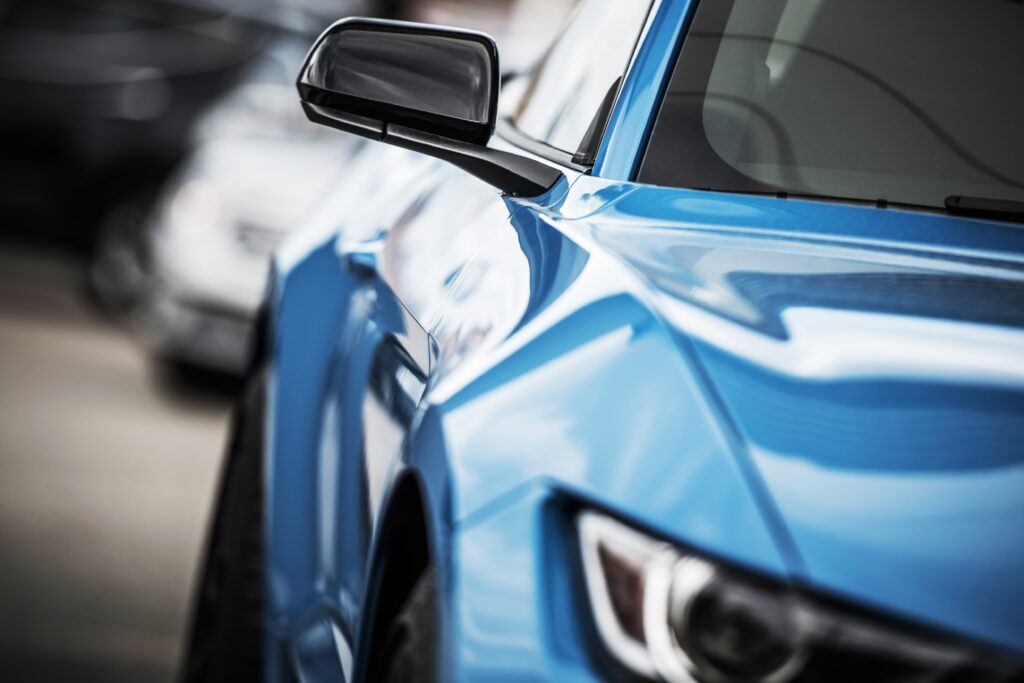 Detalle de un coche azul protegido con seguro de coche en Castellón