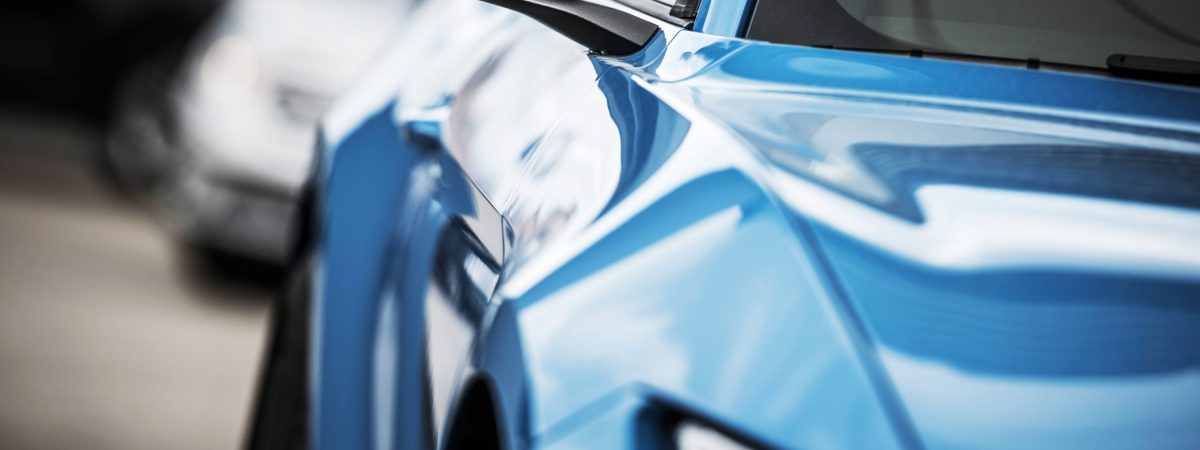 Detalle de un coche azul protegido con seguro de coche en Castellón